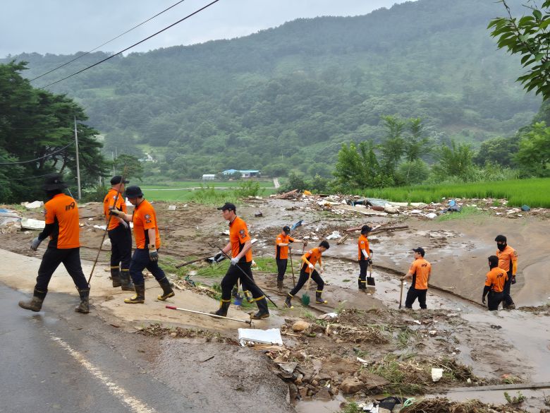 21일 오전 경남 산청군 산청읍 모고리 모고마을에서 구조대원이 실종자 수색을 하고 있다. /산청=김준호 기자