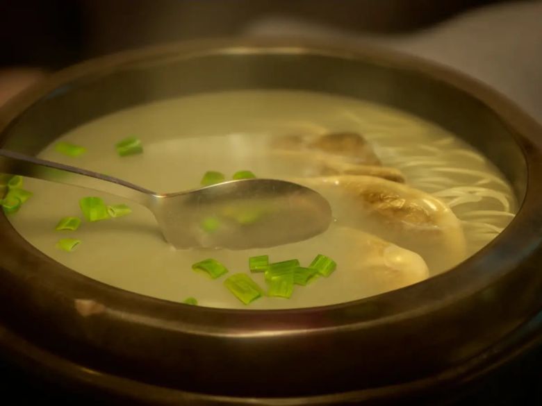 힘들 때 먹는 위로의 음식으로 등장한 설렁탕. 뚝배기와 설렁탕 국물 위에 뿌려진 파까지 정교하게 그려냈다. @netflix