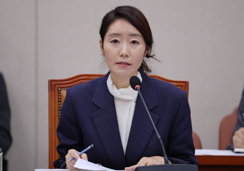 강선우 여성가족부 장관 후보자가 지난 14일 서울 여의도 국회에서 열린 여성가족위원회의 인사청문회에서 의원 질의에 답하고 있다. /남강호 기자