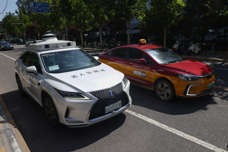 베이징 다싱구에서 택시(오른쪽) 한 대가 무인택시와 나란히 운행하고 있다./EPA 연합뉴스