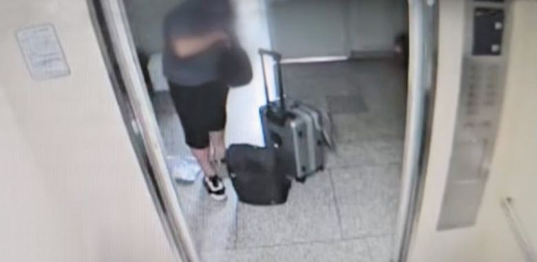 여행용 캐리어와 큰 가방 들고 집 나서는 모습 20일 밤 인천 연수구 송도국제도시의 한 아파트에서 60대 남성이 직접 만든 사제 총기로 30대 아들을 살해했다. 사진은 이 남성이 범행 전 서울 도봉구 집을 나서는 모습. 여행용 캐리어와 큰 가방을 들었다./YTN