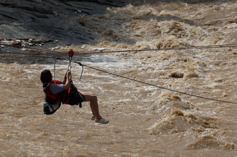 20일 경기 가평군 마일리의 한 캠핑장에 고립된 시민들이 소방 로프를 타고 탈출하고 있다./뉴스1