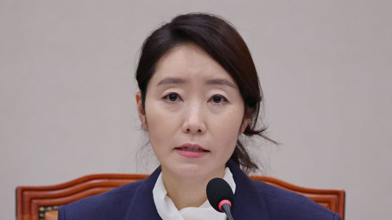 강선우 여성가족부 장관 후보자가 지난 14일 서울 여의도 국회에서 열린 여성가족위원회의 인사청문회에서 의원 질의에 답하고 있다. /남강호 기자