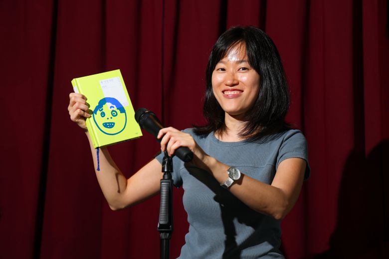 책 표지에는 그림 '바보 친구'가 그려져 있다. 한쪽 눈썹은 내려가 있고 다른쪽 눈썹은 올라가 있다. 웃는지 우는지 모르겠는 표정. 원소윤은 이 그림이 소설 속 '소윤' 같다고 했다. 또 다른 소윤에게 마이크를 돌린 원소윤의 모습./장련성 기자