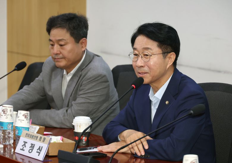 한미의원연맹 방미 의원단장인 조정식 더불어민주당 의원(오른쪽)과 국회 외교통일위원회 여당 간사인 김영배 민주당 의원. /뉴시스