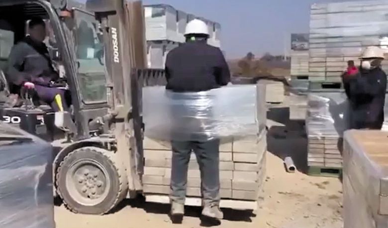 지난 2월 전남 나주의 한 벽돌 제조 공장에서 한국인 노동자들이 스리랑카 국적 외국인 노동자를 지게차로 들어 올리며 괴롭히는 모습. 비닐 랩으로 지게차 화물에 꽁꽁 묶었다. 이 모습을 휴대전화로 촬영하는 노동자도 보인다. /광주전남이주노동자네트워크