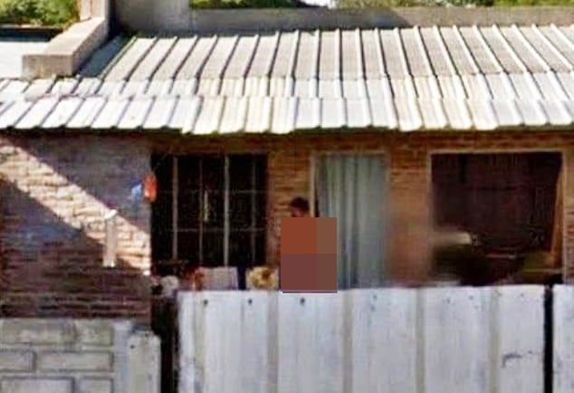 2015년 아르헨티나의 한 자택 마당에서 한 남성이 나체 상태로 있다 뒷모습이 구글 거리뷰에 찍혀 그대로 노출됐다. /데일리메일