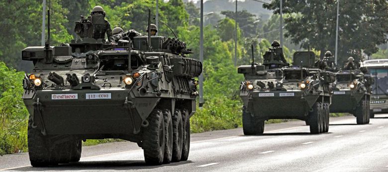 지난 24일 태국군이 장갑차를 타고 차층사오주를 통과하고 있다. 국경 지역에서 영유권 분쟁을 벌이고 있는 태국과 캄보디아는 이날 대대적인 교전을 벌였다. 태국군은 이날 무력 충돌로“최소 12명이 사망했다”고 밝혔다. /AFP 연합뉴스