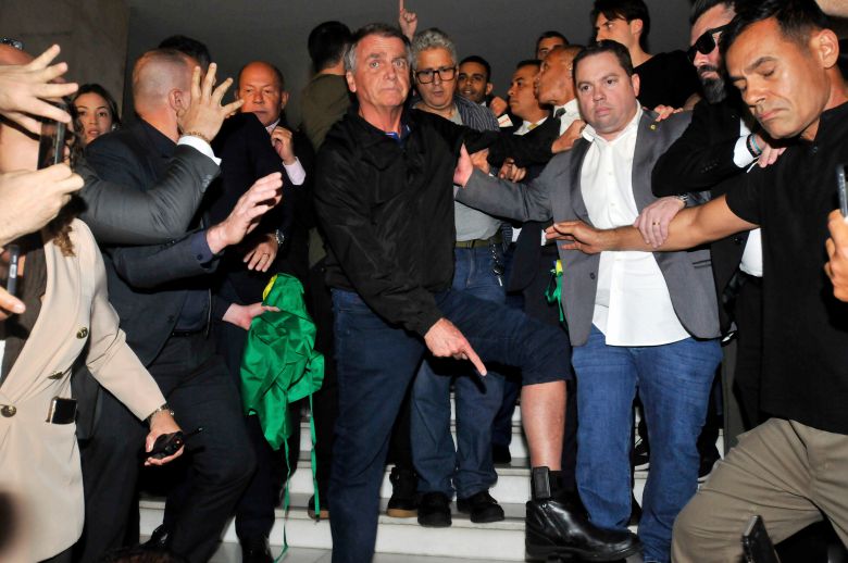 보우소나루 전 브라질 대통령이 21일 본인의 전자발찌를 공개하고 있다. /AP 연합뉴스