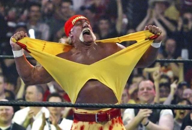 ‘프로레슬링계 전설’로 불리는 헐크 호건(본명 테리 볼리아)이 24일(현지시각) 심장마비로 별세했다. 향년 71세. 고인이 2005년 본인을 상징하는 퍼포먼스인 옷 찢기를 선사하는 모습. /로이터 연합뉴스