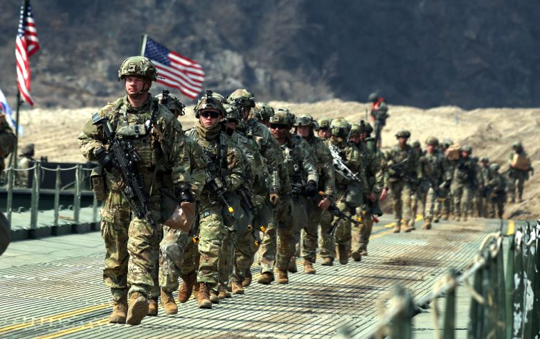 (연천=뉴스1) 사진공동취재단 = 20일 경기 연천군 임진강 일대 석은소 훈련장에서 열린 한미 연합 제병협동 도하훈련을 마친 장병들이 연합부교를 건너고 있다. 2025.3.20/뉴스1