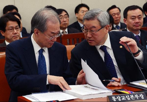 2013년 2월 4일 국회 외교통상위 전체회의에 참석한 김성환 외교통상부장관(오른쪽)이 통상교섭본부를 산자부로 이관하는 문제와 관련, 박태호통상교섭본부장과 대화하고 있다./조선일보