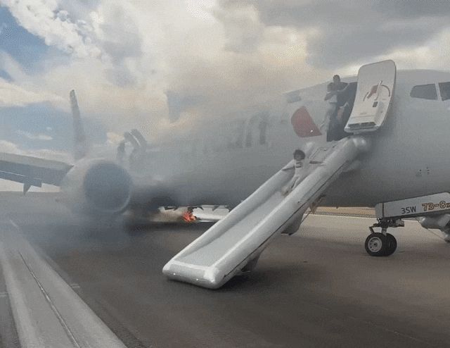 미국 아메리칸항공 여객기에서 불이 나 승객들이 대피하고 있다. /인스타그램