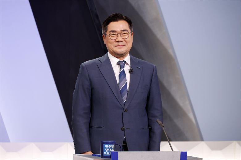 (서울=뉴스1) 국회사진기자단 = 박찬대 더불어민주당 당대표 후보가 27일 오후 서울 여의도 KBS 신관 공개홀에서 TV토론회 시작 전 토론 준비를 하고 있다. 2025.7.27/뉴스1