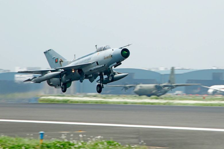 추락 사고가 일어난 방글라데시 공군의 주력 전투기 F-7BGI. 2013년 중국에서 들여왔다. /방글라데시 공군 페이스북