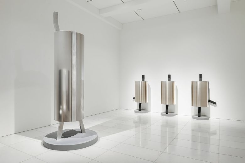 1층에 전시된 알루미늄 신작. 왼쪽은 '낯선자의 은신처-티탄의 은빛 베일-철인은 하늘을 걷는다'(2025). 92×88×350(h)cm. 오른쪽 세 점은 '낯선자의 은신처-은빛 베일 출현 I, 출현 II,  출현 III'(2025). /아라리오갤러리