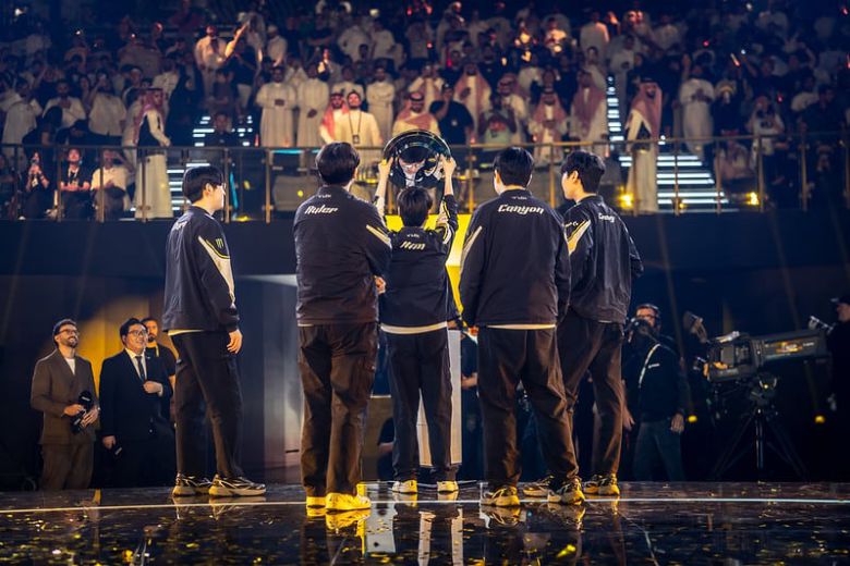 2025년 ewc 우승컵 들어올린 젠지 선수들/lol esports 플리커