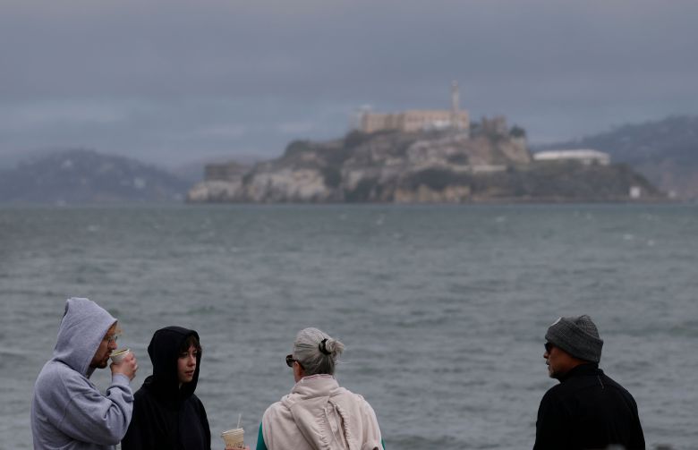 이례적인 저기온 현상을 겪고 있는 캘리포니아주 샌프란시스코에서 지난 21일 관광객들이 긴팔 옷과 모자 등을 착용하고 있다. /AFP 연합뉴스