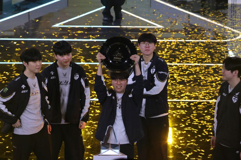 7월 20일 사우디아라비아 리야드에서 열린 2025 e스포츠 월드컵에서 중국 팀 AG.AL과 한국 팀 젠지 e스포츠의 리그 오브 레전드 결승전에서 한국의 젠지 e스포츠가 우승한 뒤 기뻐하고 있다./신화 연합뉴스