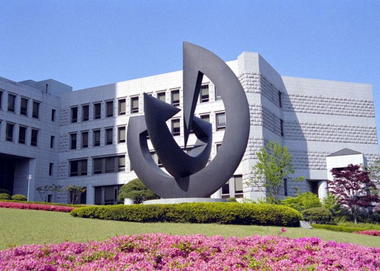 대법원 중앙정원에 우뚝 서 있는 1995년작 ‘법과 정의의 상(像)’. /조선일보 DB