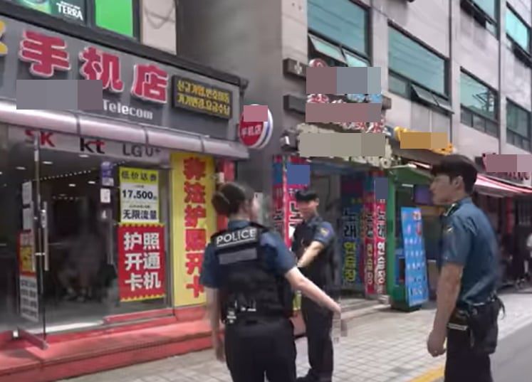 경찰이 가리봉동 순찰 중 한 이동통신 매장으로 들어서는 모습. /'워크맨' 유튜브