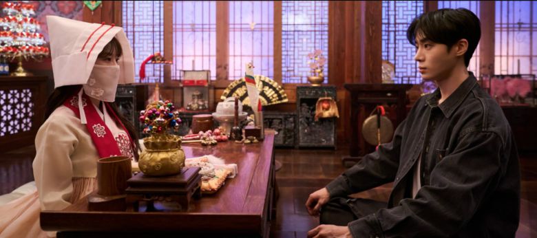 tvn '견우와 선녀'에서 극중 고등학생 무녀로 등장하는 조이현(왼쪽)은 가슴 아픈 과거를 지닌 추영우에 첫 눈에 반하면서 그를 지켜주기로 한다. '살게 하는' 이유는 '살고 싶은' 현실로 바뀌어 가며 서로를 이해하고 지켜주며 쌍방 '첫사랑'으로 커나간다. /tvN