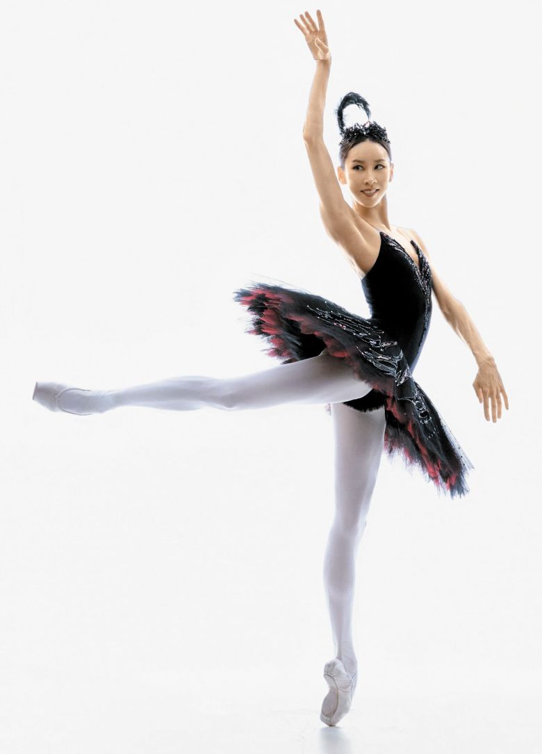 ‘백조의 호수’의 주역 발레리나는 백조 오데트의 애달픈 아름다움과 흑조 오딜의 마법 같은 매력을 한 무대에서 보여줘야 한다. 홍향기 수석무용수의 도도하고 자신감 넘치는 흑조 연기는 정평이 나 있다./사진가 김려원, 유니버설발레단