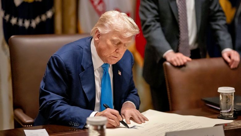 백악관이 공개한 한미 무역합의에 서명하는 도널드 트럼프 대통령 모습. (백악관 엑스 계정) 2025.7.31