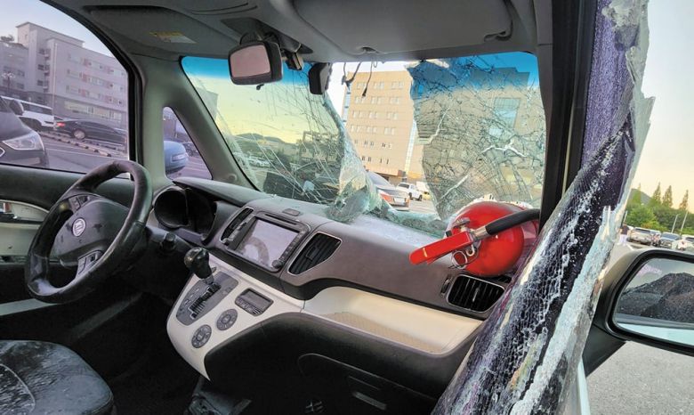 지난 28일 오후 3시 38분쯤 울산 북구의 한 병원 주차장에서 30대 남성이 스토킹하던 여성에게 흉기를 휘두른 사건이 발생했다. 이 남성이 차량을 타고 도주하려고 하자 주변에 있던 시민들이 소화기 등을 던지며 저지했다. 남성은 출동한 경찰에 검거됐다./연합뉴스