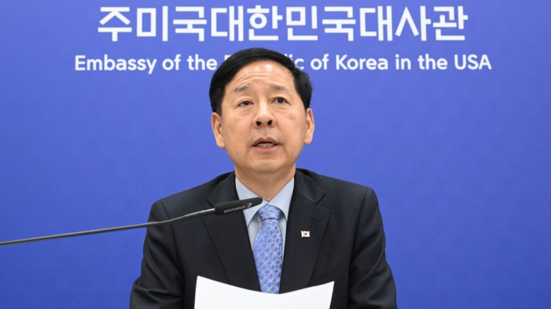 구윤철 경제부총리 겸 기획재정부 장관이 30일 미국 워싱턴 DC 주미 한국대사관에서 한미 협의 결과를 브리핑하고 있다. /뉴스1