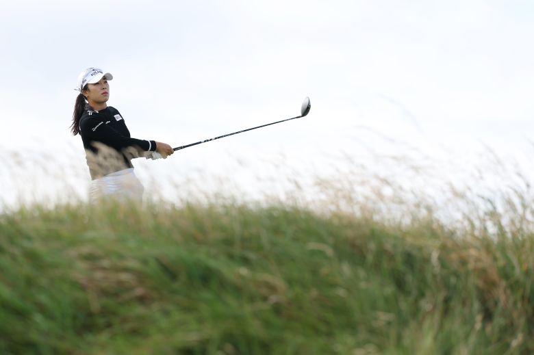 윤이나가 1일 웨일스 로열 포스콜 골프클럽에서 열린 LPGA 투어 AIG 여자오픈 1라운드에서 샷을 지켜보고 있다./R&A