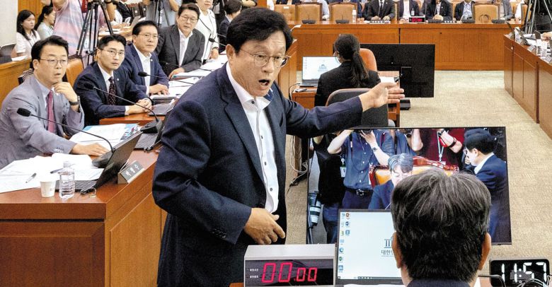 항의하는 국민의힘 - 1일 국회 법제사법위원회 전체 회의에서 더불어민주당 소속 이춘석 위원장이 방송 3법에 대한 반대 토론을 종료시키자, 야당 간사인 국민의힘 박형수(가운데) 의원이 항의하고 있다. 이날 방송 3법은 국민의힘 의원들이 불참한 가운데 민주당 주도로 가결됐다. /김지호 기자