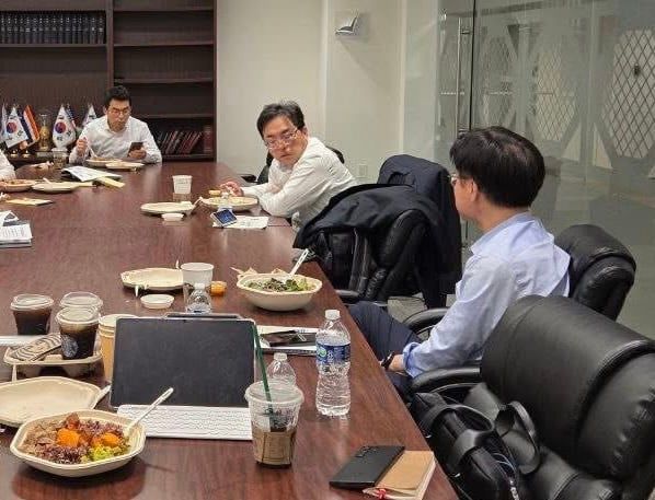 김정관 산업통상자원부 장관(맨 오른쪽)이 뉴욕 총영사관에서 식사를 하고 있는 모습. 수행 직원에게 부탁해 사진을 촬영한 것으로 보인다. /페이스북