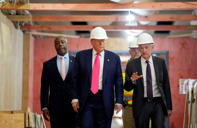 지난달 24일 연준을 방문한 도널드 트럼프 미국 대통령(왼쪽)과 제롬 파월 연준 의장 /로이터 연합뉴스