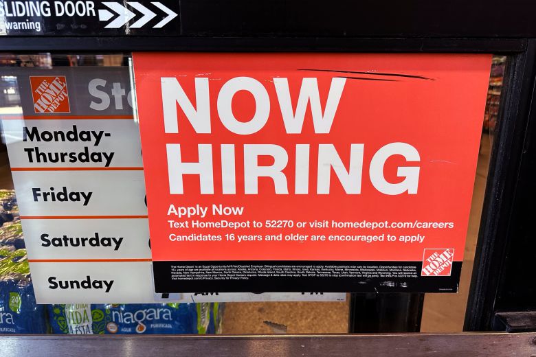 미국 일리노이 주의 한 마트에 있는 구인 광고판. 미 노동부에 따르면 최근 미국 내 실업수당 신청 건수가 소폭 증가했으나, 여전히 고용 시장은 견조한 것으로 분석된다./AP 연합뉴스