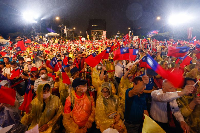 25일 대만 타이베이에서 국민당 지지자들이 국민당 의원들의 소환을 반대하는 집회에 참석한 모습./EPA 연합뉴스