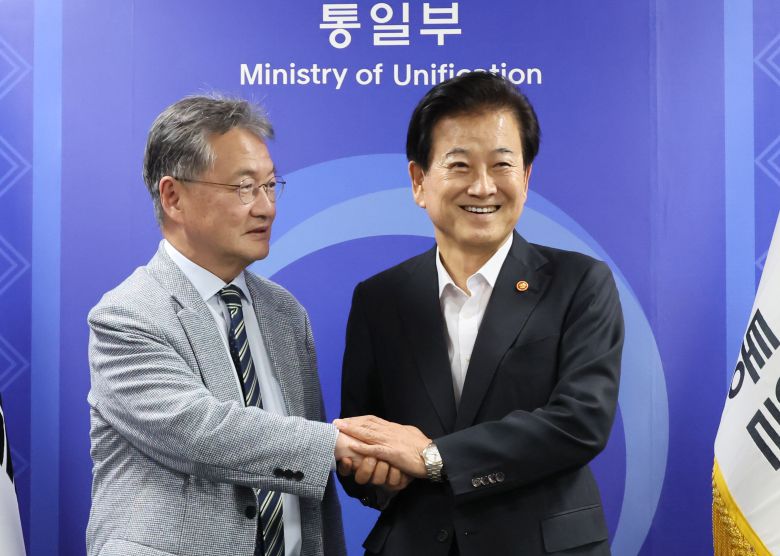 정동영 통일부 장관이 1일 서울 종로구 정부서울청사에서 조셉 윤 주한미국대사대리를 접견하며 악수하고 있다. /연합뉴스