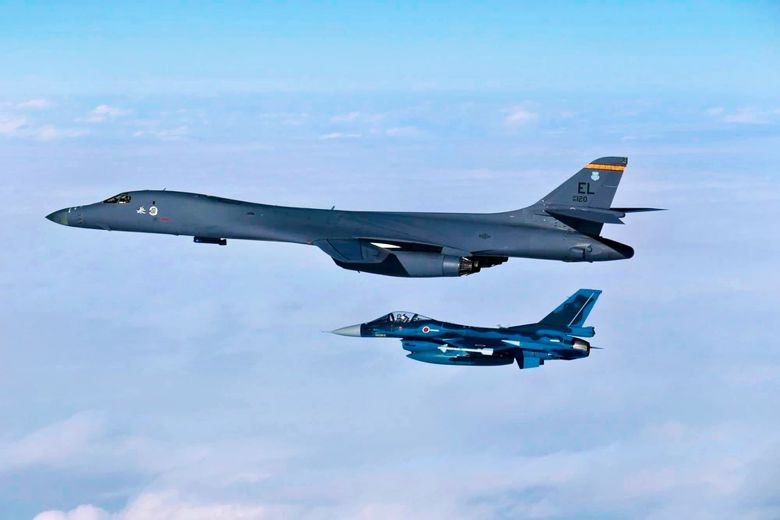 지난 1월 15일 한반도 인근 영공에서 미국 공군 전략폭격기 B-1B 랜서(위쪽)가 일본 항공자위대 미쓰비시 F-2와 나란히 비행하고 있다. 이날 한국·미국·일본 3국은 북한의 탄도미사일 도발을 억제하고 이에 대응하기 위한 공중 합동 훈련을 실시했다. 최근 미·일은 양국 외교·국방 정례 협의체인 확장억제 대화(EDD)에서 미군 보유 핵무기를 사용하는 훈련을 실시한 것으로 알려졌다./미국방부