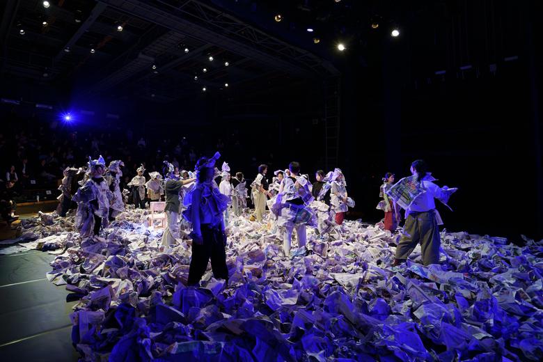 '해변의 아인슈타인'(1976) 등 이미지 중심 포스트모더니즘 연극의 대가 로버트 윌슨(83)이 내한, 남산 서울예대 드라마센터에서 22일 강연, 23일 워크숍을 가졌다. /서울예대