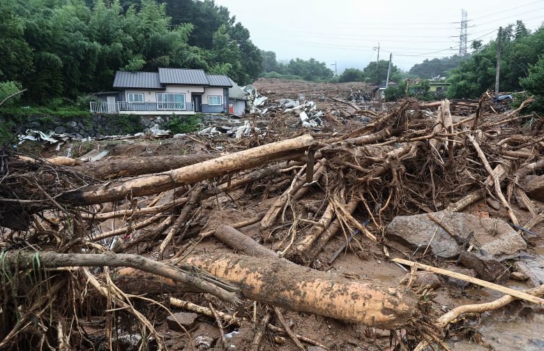 20일 오전 경남 산청군 산청읍 부리 산사태 현장에 지난 19일 폭우로 인한 산사태로 토사가 쌓여 있다./뉴스1