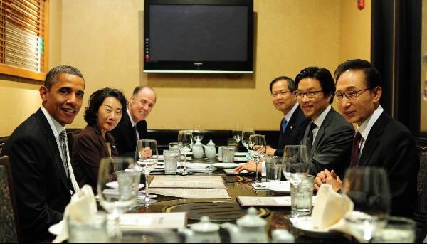 미국 워싱턴 DC 인근 버지니아주의 한국 식당 우래옥은 한국과 미국의 저명인사들도 자주 찾는 식당이었다. 워싱턴 DC를 방문하는 민주당 정치인들은 이곳에서 한인단체, 특파원들을 만나 간담회를 하는 경우가 많았지만, 어느 누구도 광우병을 이유로 "30개월령 미만의 소고기를 달라"고 요구하지 않았다.  사진은 이명박 대통령과 버락 오바마 미 대통령이 2011년 10월 12일 우래옥에서 비공식 만찬을 하고 있는 모습이다. 만찬 장소는 원래 백악관으로 예정돼 있었으나 “격의 없이 만나고 싶다”는 오바마 대통령의 제안에 따라 이곳으로 변경됐다. 오바마 대통령은 이날 불고기를 주문해 식사했다./조선일보