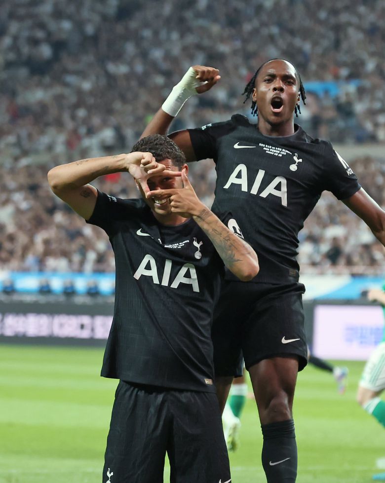 (서울=뉴스1) 장수영 기자 = 3일 오후 서울 마포구 서울월드컵경기장에서 열린 쿠팡플레이 시리즈 토트넘 홋스퍼와 뉴캐슬 유나이티드의 경기 전반전, 토트넘 존슨이 선제골을 넣은 뒤 손흥민의 시그니처 세리머니를 하고 있다. 2025.8.3/뉴스1