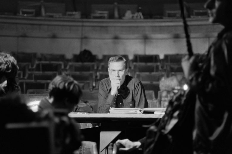 지난달 31일 별세한 전위적 공연 예술가 로버트 윌슨(84). 1984년 프랑스 파리 샹젤리제 극장에서 오페라 '메데아'를 공연하던 때 촬영된 사진. /AFP연합뉴스