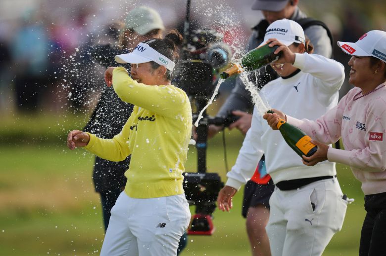 일본 선수들이 우승자 야마시타 미유(왼쪽)를 축하하며 샴페인을 붓고 있다. /AP 연합뉴스