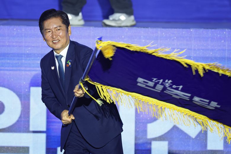 정청래 더불어민주당 신임 당대표가 2일 경기 고양시 킨텍스에서 열린 제2차 임시전국당원대회에서 당기를 흔들고 있다./뉴스1