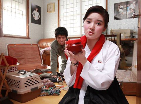 영국 왕립예술학교 출신 김황이 만든 동영상 '모두를 위한 피자'의 한 장면. 탈북자 10명의 도움과 감수를 받아 사투리·의상·소품·서체 등이 북한산처럼 보이는 DVD 500장을 만들어 중국을 통해 평양 암시장에서 이 풀었고, 1개월 뒤부터 피자를 만들어 먹은 북한 주민들로부터 피드백(사진·영상·편지)을 받았다.