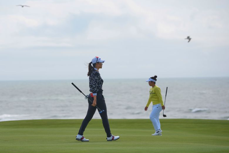 김아림(왼쪽)과 야마시타 미유가 AIG 여자 오픈 최종 라운드 한 조에서 경기를 했다. 야마시타에게 1타 뒤진 채로 출발한 김아림은 역전 우승을 노렸으나 1타를 잃고 공동 4위로 마쳤다. 이날 2번 홀 그린에서 퍼팅을 준비하러 움직이는 두 선수. /AP 연합뉴스