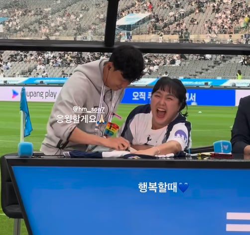 2차전 경기에 앞서 진행된 프리뷰쇼에 게스트로 출연한 이수지. 손흥민이 사인을 해주고 있다. /이수지 인스타그램