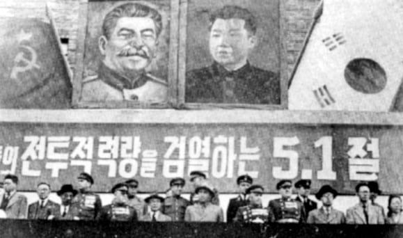 해방 직후 북한의 노동절 행사에 스탈린과 김일성의 초상화가 함께 걸려 있다./조선일보 DB