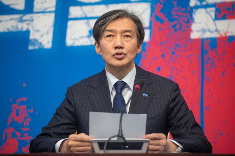 2024년 12월 12일 오후 서울 여의도 국회의사당 조국혁신당 회의실에서 조국 대표가 기자회견을 갖고 있다. 이날 대법원은 ‘자녀 입시 비리’와 ‘청와대 감찰 무마’ 등 혐의로 기소된 조국 대표에게 징역 2년을 확정했다. / 장련성 기자